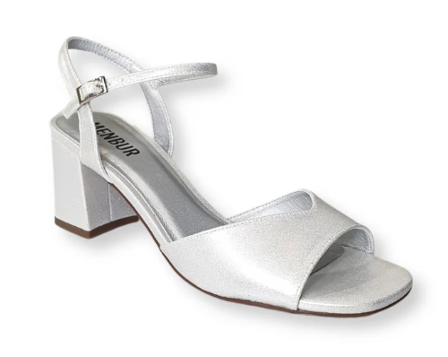 Menbur oferă sandale, pantofi și genți elegante care adaugă stil și rafinament fiecărei ținute